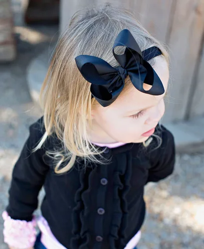 Vista 2 de RuffleButts® Diadema con lazo negro para niñas, talla única