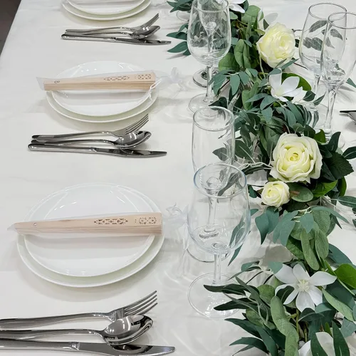 Vista 3 de Abanicos plegables de mano de madera con bolsas de organza para recuerdos de boda (paquete de 50)