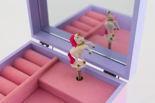 Vista 4 de Joyero musical de madera para niñas con juego de joyas a juego B-unicornio morado4