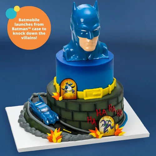 Vista 2 de DecoSet® Batman™ to the Rescue Cake Topper, 4 piezas de decoración para tartas, incluye estuche Batman™ con un lanzador de móvil plegable oculto