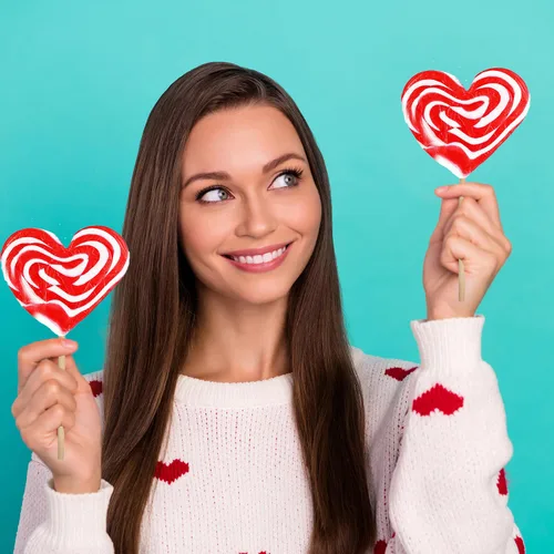 Vista 3 de Fruidles Paquete de seis paletas de 2.82 oz con diseño de corazón rojo y blanco, envueltas individualmente