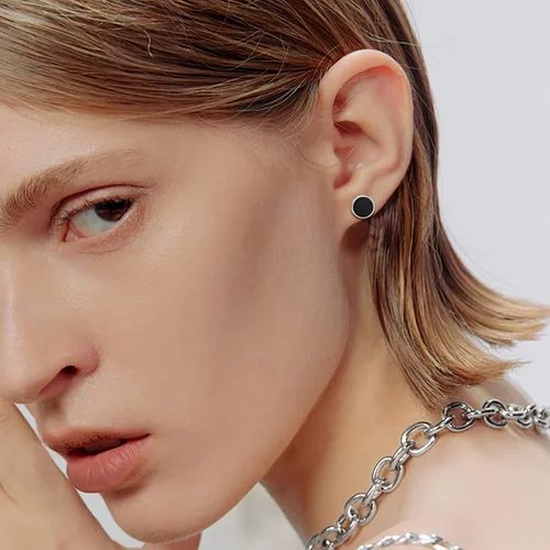 Vista 4 de ChicSilver Pendientes de tuerca de plata de ley 925 con runa vikinga de ónix negro natural para mujeres y hombres