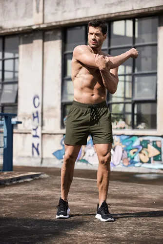 Vista 2 de COOFANDY Pantalones cortos deportivos para correr para hombre de 5 pulgadas, paquete de 2 pantalones cortos de entrenamiento para gimnasio