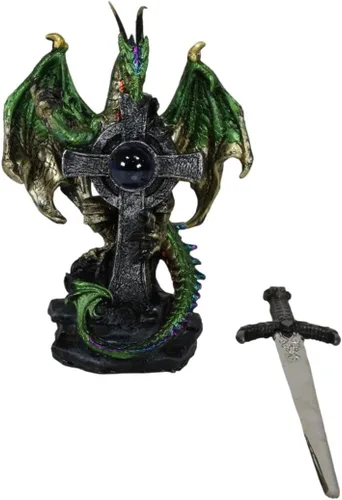 Vista 7 de Ebros Gift Legendario dragón celta metálico verde tierra sosteniendo una cruz alta con orbe azul y garra draconiana, abrecartas figurita