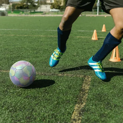Vista 5 de Balón de fútbol reflectante con bomba, brillante tamaño 5 para niñas, pelota de fútbol de entrenamiento para jóvenes y adultos