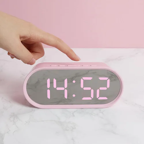 Vista 4 de mooas Reloj despertador digital Pop Mirror, reloj de escritorio LED rosa con luz nocturna, repetición, temperatura, funciona
