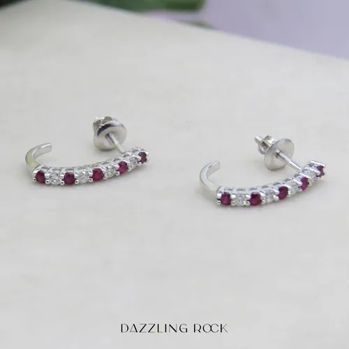Vista 4 de Dazzlingrock Collection Aretes de aro en forma de J de oro de 14 quilates con piedras preciosas redondas y diamantes blancos