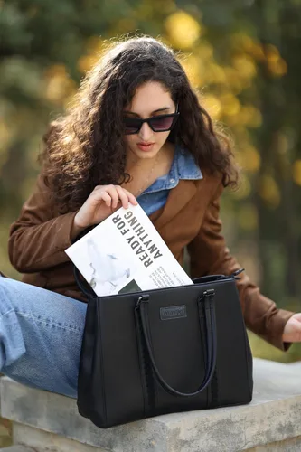 Vista 2 de Bolso de Mano de Doble Compartimento Wrangler para Mujer con Costura a Mano Negro