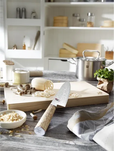 Vista 5 de Cuchillo de preparación Miyabi Birchwood SG2 japonés, de 5.5 pulgadas, cuchillo de cocina de precisión, mango de abedul kárelio, patrón de Damasco