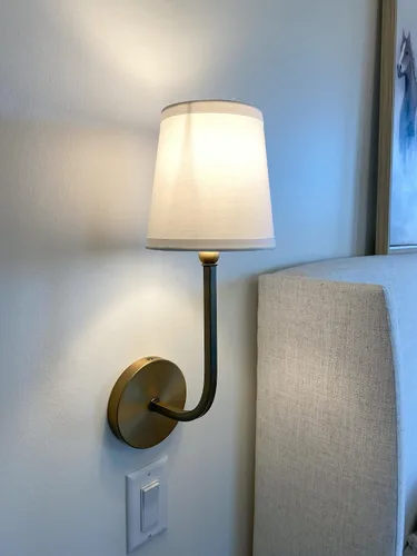 Vista 2 de Capital Lighting 619311AD-674 Dawson Pantalla de Tela Blanca Decorativa Stay-Straight Aplique de Pared, 1-Luz 60 Vatios, 17" H x 6" A, Latón