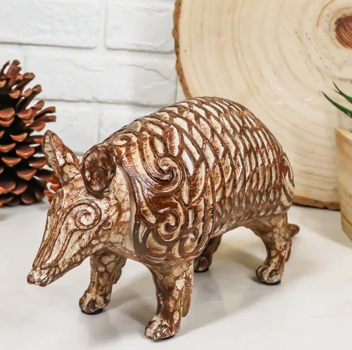 Vista 2 de Ebros Gift Figura rústica occidental de Texas Wild Armadillo en acabado de madera sintética con herramientas para cabaña, decoración de casa
