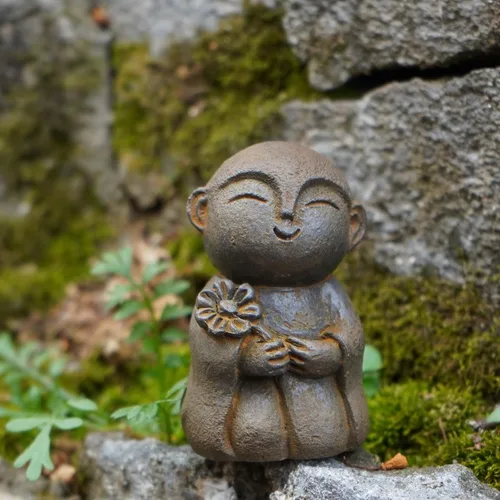 Vista 5 de OwMell Estatua de monje japonés de Jizo, figura de Buda Jizo, estatua conmemorativa del acuario, adorno de flores de hierro
