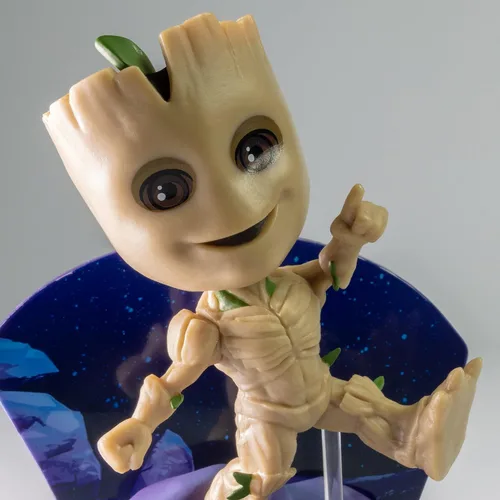 Vista 2 de The Loyal Subjects Marvel Superama Groot con diorama escénico y base
