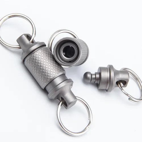 Vista 2 de WARHERO Llavero de titanio con clip para llaves de coche, liberación rápida, clip de llavero desmontable, mini llaveros de diseño ligero y duradero