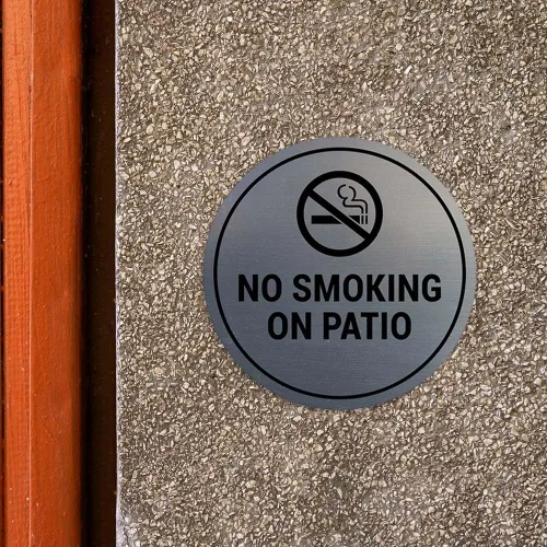 Vista 5 de Signs ByLITA Cartel de "No fumar en el patio" (Negro) - Pequeño