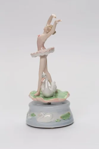Vista 2 de Cosmos Gifts Bailarina de ballet de porcelana fina con tutú rosa en almohadilla de lirio con caja de música de cisne, toca melodía musical de Swan