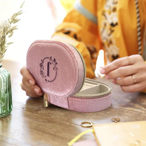 Vista 5 de Joyero de viaje de terciopelo con inicial J, organizador de joyas, regalos para mejores amigas, mujeres, regalos para mamá, regalos para hermana