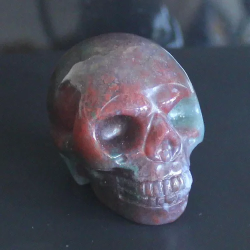 Vista 18 de Figura de calavera de piedras preciosas mixtas tallada a mano de 2 pulgadas para decoración del hogar (Amazonita)