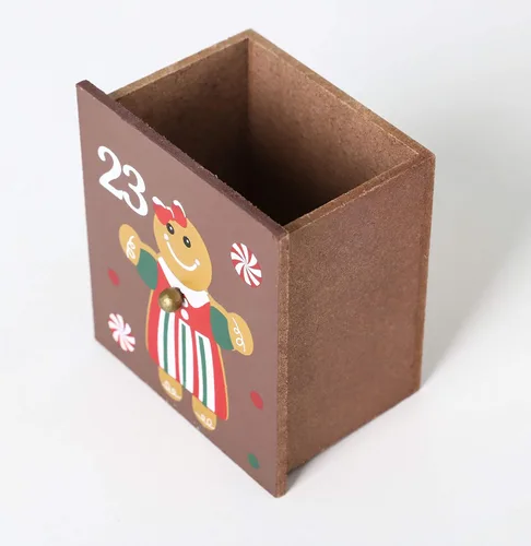 Vista 7 de BRUBAKER Calendario de Adviento de madera reutilizable para rellenar, casa de jengibre con iluminación LED, calendario de Navidad de bricolaje