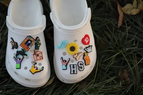 Vista 2 de Dijes de cocodrilo cantante TS HS BE Merch de PVC para zapatos de zueco de zapatos, pulsera, regalo de fiesta, Cloruro de polivinilo, No es una
