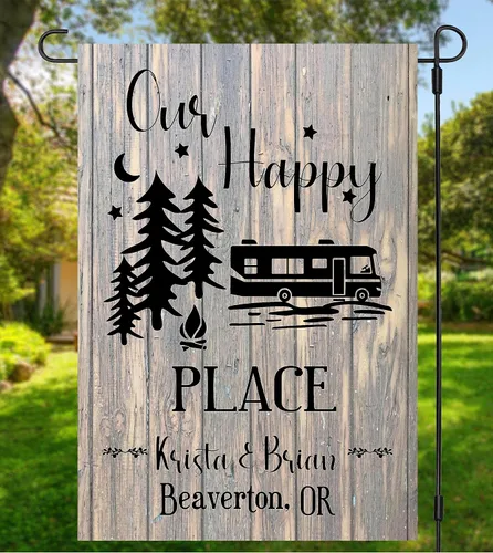 Vista 4 de Bandera personalizada para campamento – Letrero de decoración de campamento al aire libre personalizado – Regalo de Happy Camper para cámper