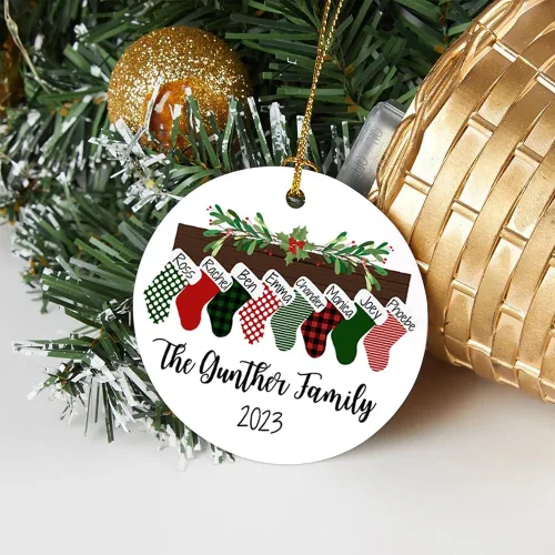 Vista 5 de Adorno de Navidad personalizado para familia, adorno de calcetín de Navidad, adorno familiar para nietos, adorno de Navidad familiar 2023