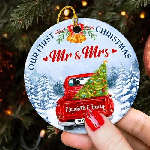 Vista 5 de Adorno personalizado para la primera Navidad 2023, 1ª Navidad como el señor Sra. Adornos colgantes de cerámica, regalos de recuerdo de boda