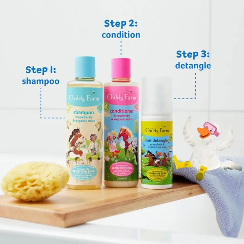 Vista 5 de Childs Farm, Acondicionador de cabello infantil para piel seca y sensible y cuero cabelludo, fresa y menta orgánica, acondiciona y nutre, vegano