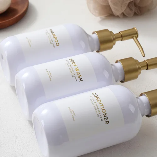 Vista 6 de Botellas dispensadoras de champú y acondicionador con bandeja de bambú Bomba blanca y dorada