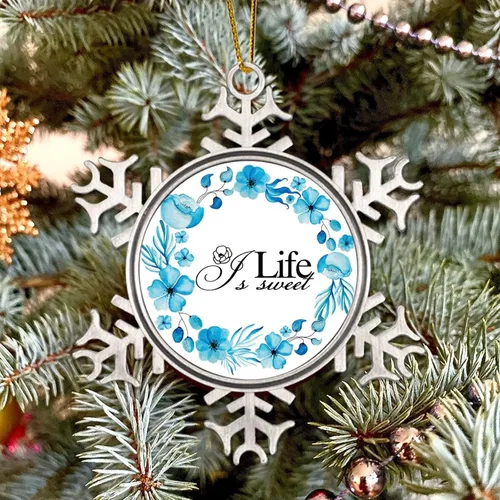 Vista 5 de Corona de flores florales Life is Sweet Adorno de copo de nieve de metal para árbol de Navidad, decoración colgante de árbol de Navidad, divertido
