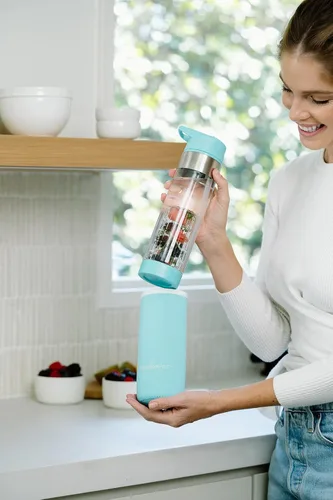 Vista 6 de Botella de agua Infusion Pro con infusor de frutas de 24 oz con tapa con pajita: pajita abatible: funda aislada y libro electrónico de agua