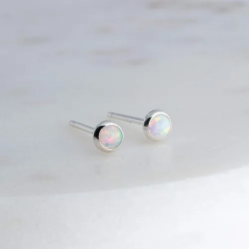 Vista 89 de Aretes pequeños de plata de ley para cartílago, tragus, hélix, múltiples piercings hipoalergénicos, piedra natal para mujer, juego de bisel
