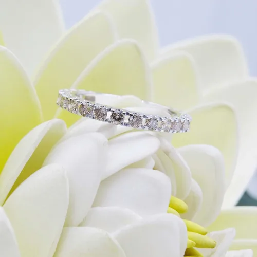 Vista 2 de Colección Dazzlingrock Alianza de oro sólido para mujer con piedras preciosas redondas o diamantes, anillo de boda apilable de eternidad