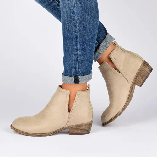 Vista 6 de Journee Collection Botas de gamuza sintética con punta redonda para mujer