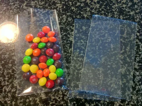 Vista 2 de Paquete de 100 bolsas de celofán transparentes planas de 5” x 7” para regalos, comestibles de panadería, galletas, dulces, etc.