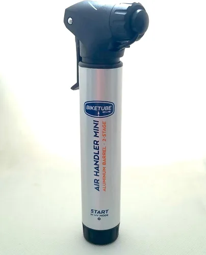 Vista 4 de Mini bomba de bicicleta con manipulador de aire de la marca BIKETUBE – Diseño de dos etapas con barril de aluminio – Compatible con válvulas Presta