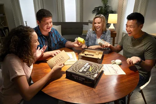 Vista 2 de Juego de mesa Mattel Games, Escape Room in a Box, The Werewolf Experiment, exclusivo de Amazon