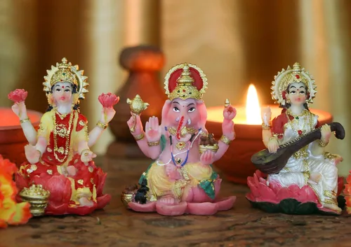 Vista 9 de alikiki Estatua hindú de Laxmi Ganesh Saraswati – 2.5 pulgadas de alto India Dios Lakshmi Ganesha figura para decoración de tablero de automóvil