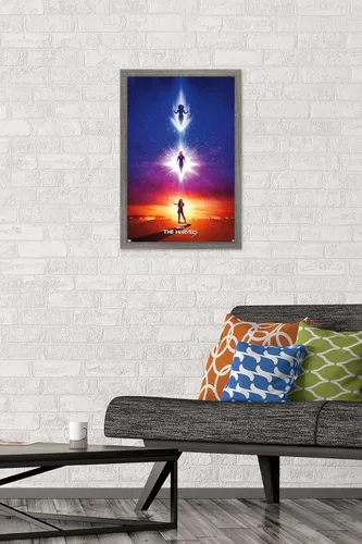 Vista 2 de Trends International Marvel The Marvels - Póster de pared de una hoja, 22.4 pulgadas de largo x 14.7 pulgadas, versión enmarcada de madera de granero