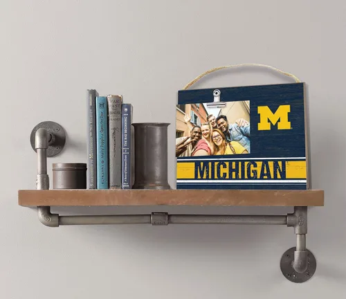 Vista 2 de KH Sports Fan Marco de fotos con clip de Michigan Wolverines, para fotos de 4 x 6 pulgadas, regalos de Wolverines y decoración del hogar; muestra tu