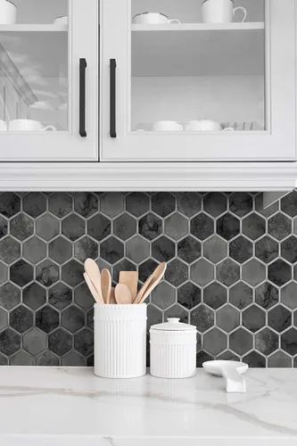Vista 4 de NextWall Papel pintado geométrico hexagonal con incrustaciones para despegar y pegar (negro cósmico y plateado)
