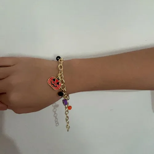 Vista 3 de Pulsera gótica espeluznante con dije de calabaza, araña, bruja y fantasma, regalo de joyería de disfraz de Halloween para mujeres y niñas, pulsera