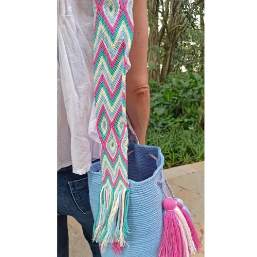 Vista 4 de Bolso Wayuu grande hecho a mano, mochila colombiana wayuu. Antigua y preciosa obra de arte realizada por indígenas. Bolso bandolera o bandolera