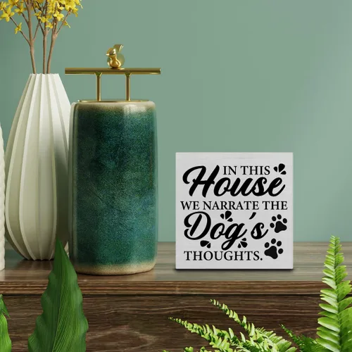 Vista 3 de Cartel de madera rústica para decoración de escritorio, con texto en inglés "In This Home We Narrate the Dog's Thoughts", letrero de madera