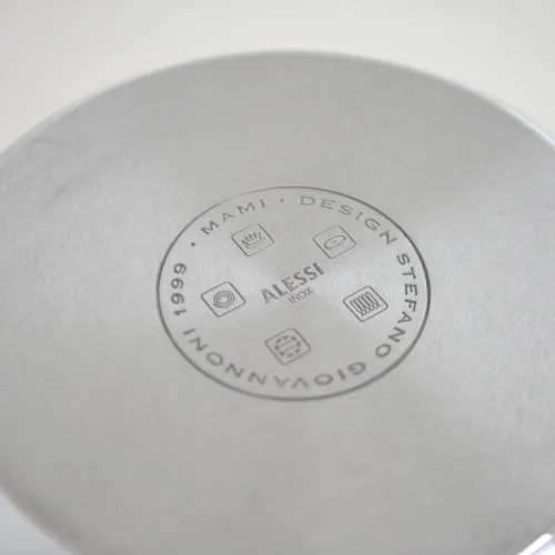 Vista 4 de Alessi, SG100/20 "MAMI", olla de acero inoxidable 18/10 pulido con espejo, 5 cuartos de galón 30 ¾ oz