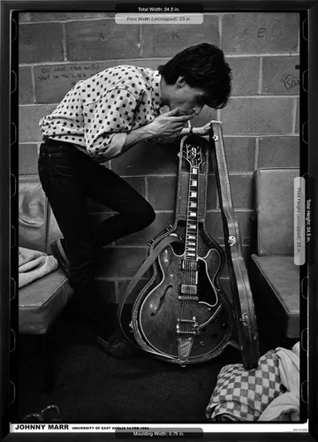 Vista 5 de AllPosters Póster de pared Johnny Marr-Uea 84 sobre marco negro, 23 x 33 pulgadas