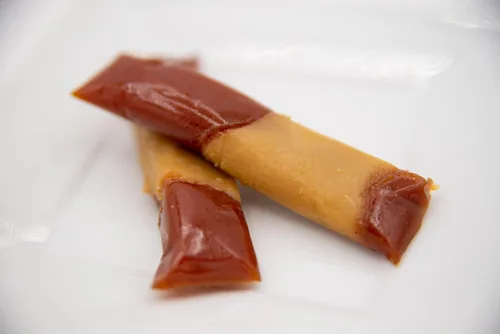 Vista 3 de Paquete de 2 variedades – Paquete Super Tumes + Veleñito – Incluye: Super Tumes / Pasta de Guayaba y Caramelo (1 Paquete de 10) y Bocadillo Veleñito