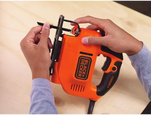 Vista 2 de BLACK+DECKER Sierra de calar, 4.5 amperios con abrazaderas IRWIN de agarre rápido, con una mano, mini bar, 6 pulgadas, paquete de 4