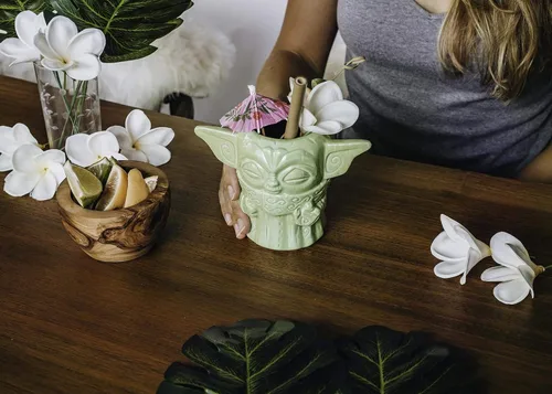 Vista 6 de Geeki Tikis The Child Baby Yoda Force Pose Taza Star Wars: 16 onzas