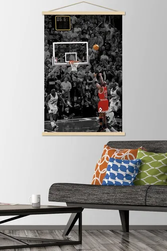 Vista 2 de Trends International Michael Jordan - Póster de pared The Shot, 22.37 x 34.00 pulgadas, paquete de impresión prémium y colgador de madera de haya